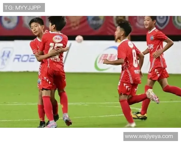 中国足球小球星精彩表现集锦 青训新星崭露头角挑战未来足球舞台