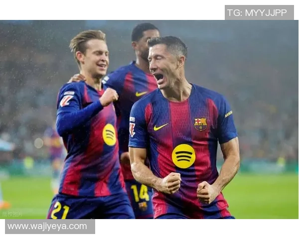 球星亲自回归足球场上演精彩对决,谁才是场上最耀眼的明星 球星亲自回归足球场上演精彩对决,谁才是场上最耀眼的明星