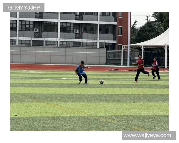 绿茵场上激情飞扬足球巨星全力拼搏瞬间精彩定格