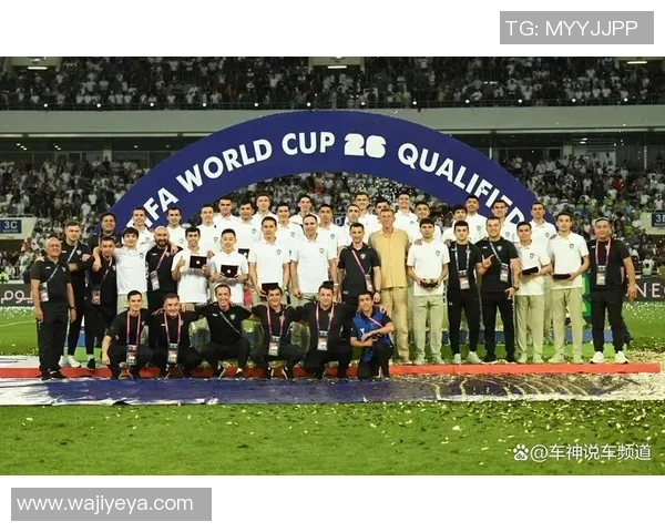 足球明星与家人共同庆祝荣誉时刻温馨画面展现家庭凝聚力